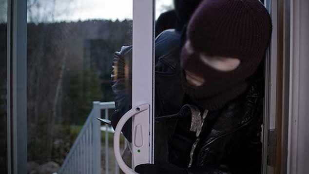 Polis oğurluq edən şəxsləri saxladı