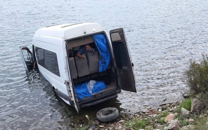 İrkutskda 17 sərnişinin olduğu avtobus Baykal gölünə düşüb