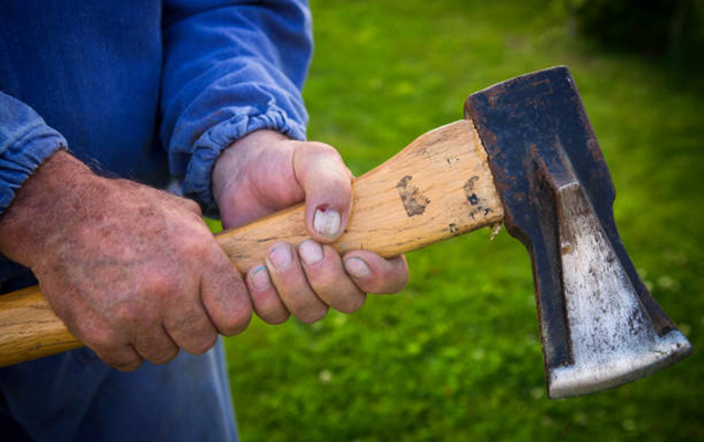 30 yaşlı qadın baltalandı - Şübhəli qardaşıdır