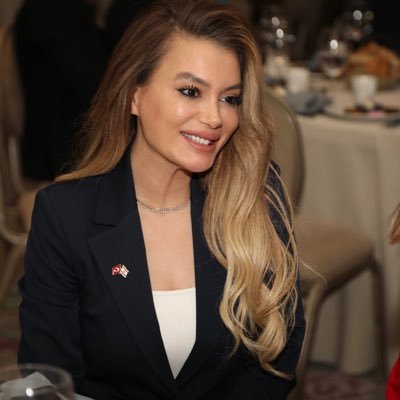 Йешим Ерылмаз награждена почетным дипломом