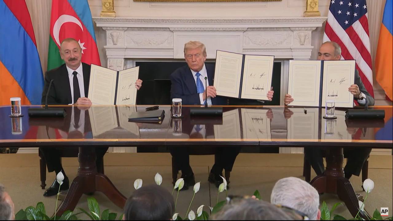 İlham Əliyev, Donalda Tramp, Nikol Paşinyan üçtərəfli sənəd imzaladı