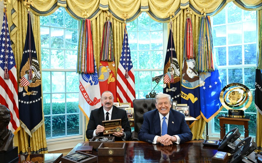 Donald Tramp Ağ Evin rəmzi açarını Prezident İlham Əliyevə təqdim edib