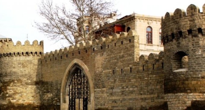 İçərişəhərdə binanın damında restoran tikilir - İcazəni kim verib? - VİDEO