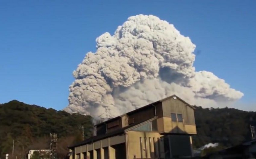 Yaponiyada vulkan 3 min metr hündürlüyə kül və tüstü püskürüb
