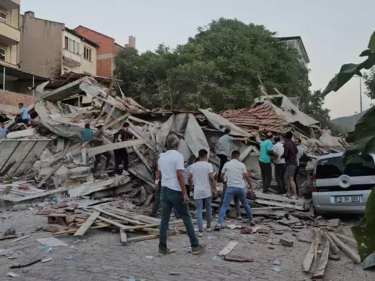 Türkiyədə zəlzələ zamanı 29 nəfər xəsarət alıb, ölən var - YENİLƏNİB