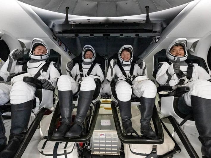Kosmosda beş aylıq missiyadan sonra Crew-10 komandası Yerə qayıdıb