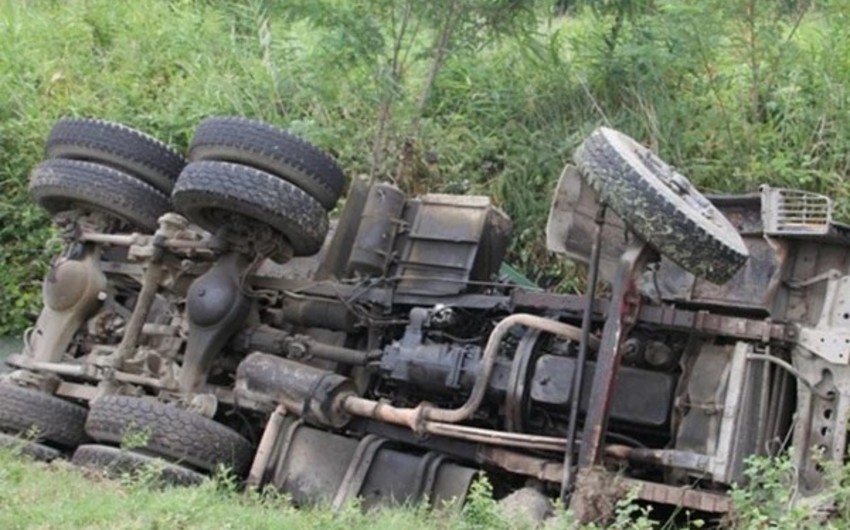 Kəlbəcərdə yük avtomobili dərəyə aşıb, ölən var