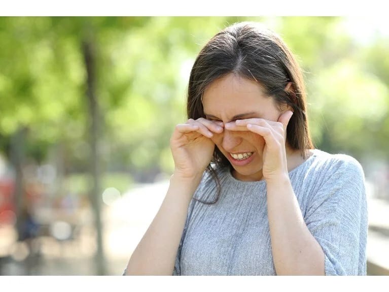 ABŞ həkimindən təcili xəbərdarlıq: Göz ovuşdurmaq təhlükəlidir 