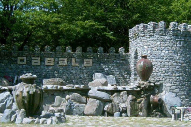 Qəbələdə bir ildə eyni yol üç dəfə təmir edilib: Sahibi həbsdə olan şirkətlə 1.2 milyonluq anlaşma