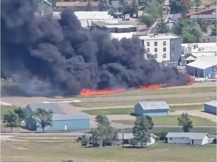 Sərt eniş edən təyyarə uçuş-enmə zolağında olan təyyarələrə çırpılıb