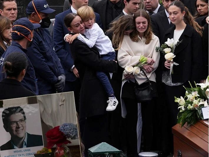Kolumbiyada sui-qəsd nəticəsində öldürülən prezidentliyə namizəd torpağa tapşırılıb