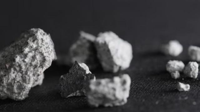 Evin üzərinə düşən meteoritin Yerdən daha yaşlı olduğu üzə çıxıb
