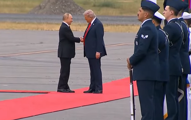 Tramp Putini Alyaskadakı Elmendorf-Riçardson hərbi bazasında qarşılayıb