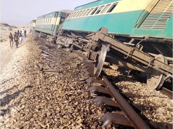 Pakistanda qatar relsdən çıxdı: 1 nəfər ölüb, 33 nəfər yaralanıb 