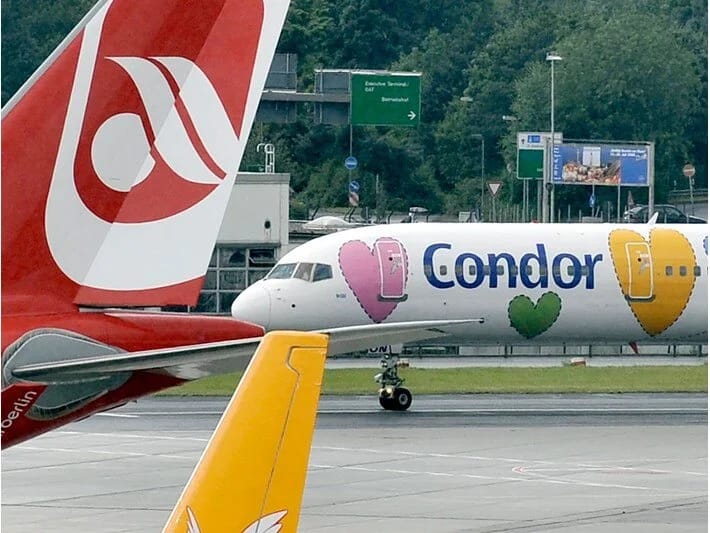 Təyyarənin sağ mühərriki havaya qalxarkən alov aldı