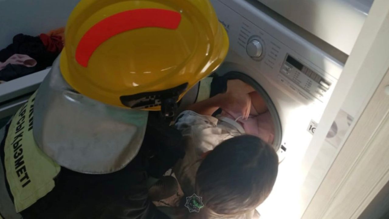 Dostu ilə oynayan uşaq paltaryuyanın barabanına ilişdi - Son anda xilas edildi