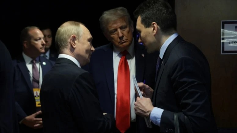 Trampın mikrofonu açıq qaldı: Putinlə bağlı dedikləri eşidildi