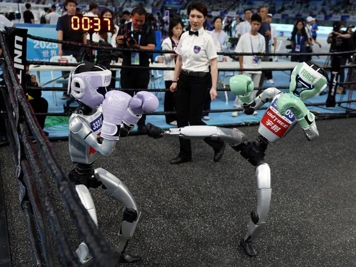 Robotlar arenada yarışdılar