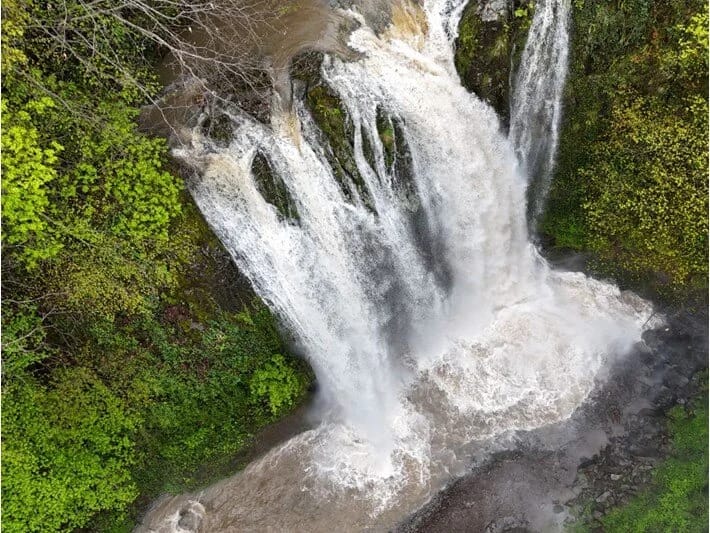 Kaliforniyada bir kişi iki gün şəlalənin arxasında qaldı