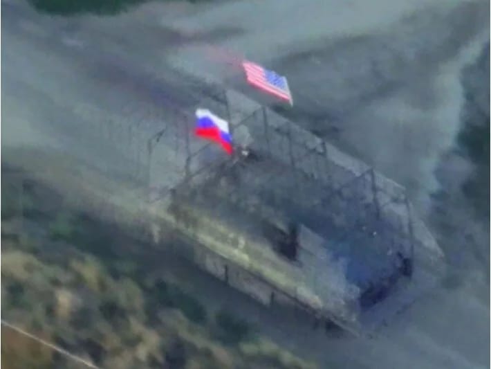 Rusiya ordusu Ukrayna mövqelərinə hücumu zamanı ABŞ bayrağını daşıyıb