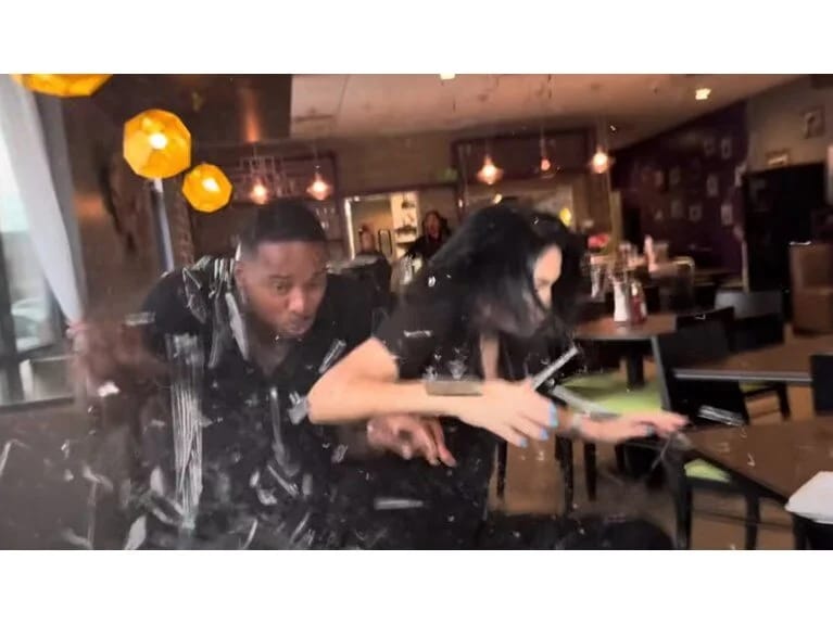 Avtomobil restoranın pəncərəsinə çırpılıb