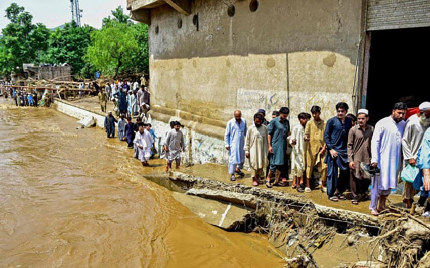 Pakistanda daşqınlar və torpaq sürüşmələri nəticəsində ölənlərin sayı 400-ə çatıb