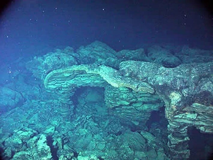 Dünyanın ən aktiv sualtı vulkanı şar kimi şişib