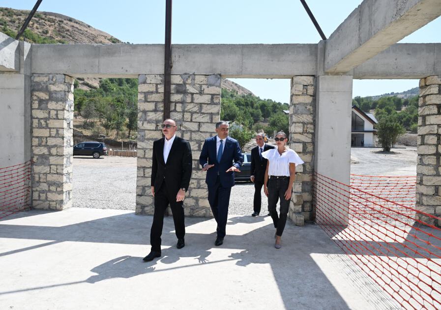 Prezident və birinci xanım “Hacıkənd” istirahət kompleksinin tikintisi ilə tanış olublar - YENİLƏNİB