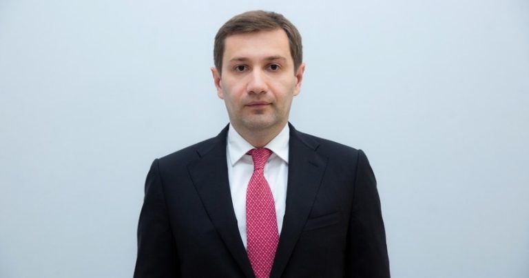 “Fərid müəllim, bu, ayıbdır” – Partiya sədri cəmi bir ilə sürətlə yüksələn Agentlik rəhbərini məktəbli ilə müqayisə elədi və… FOTOLAR