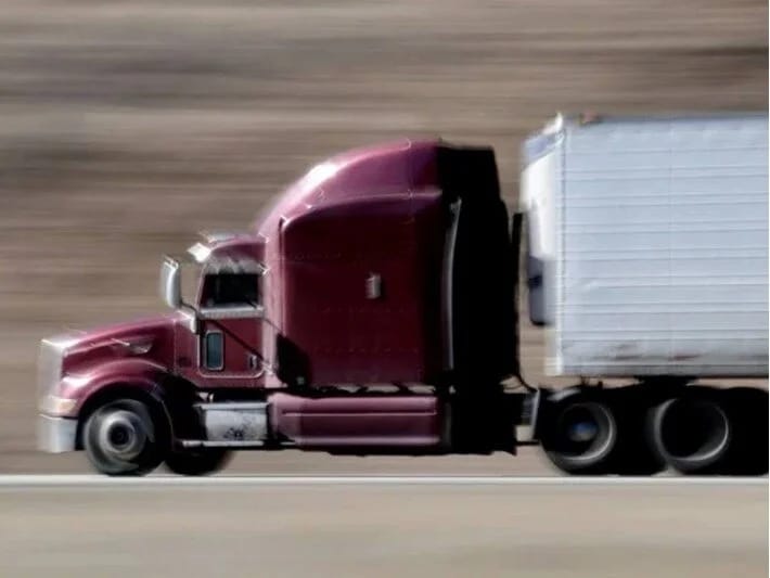 Tramp administrasiyası yük maşını sürücülərinə viza verməyi dayandırıb