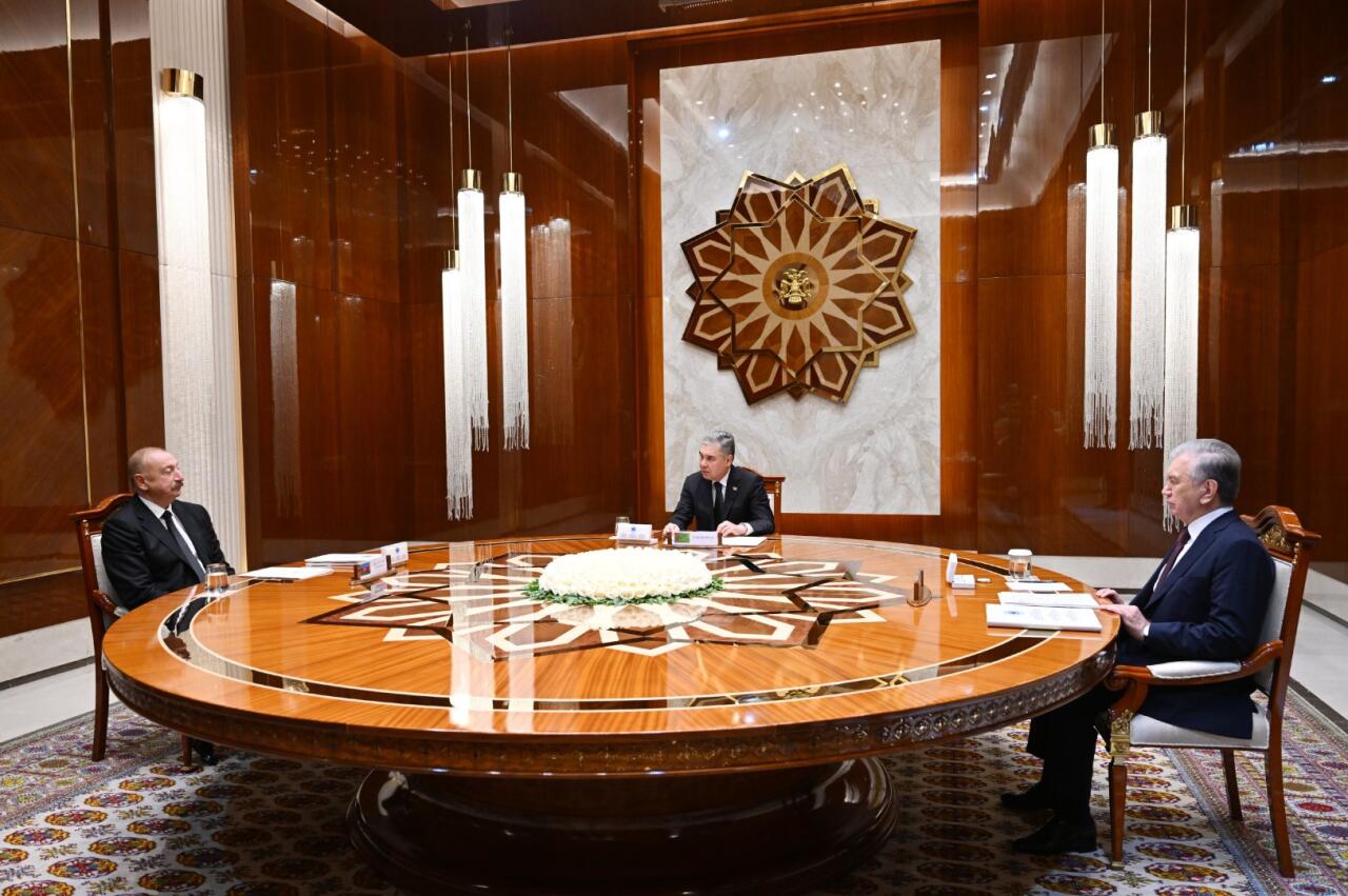 Prezident İlham Əliyev, Qurbanqulu Berdiməhəmmədov və Şavkat Mirziyoyevin iştirakı ilə sənədlərin imzalanması mərasimi olub