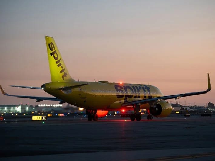 Sərnişin təyyarəsi qasırğadan keçdi