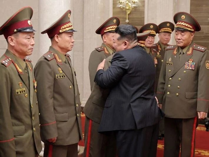 Kim Çen In Rusiyada döyüşən əsgərlərlə görüşüb: Ordumuz lazım olanı edir