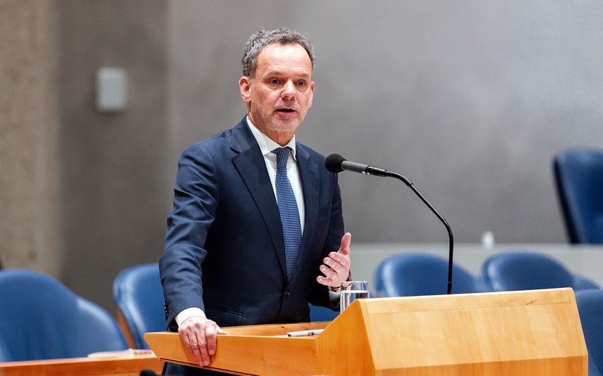 Niderlandın XİN rəhbəri hökumət daxilində fikir ayrılıqlarına görə istefa verib