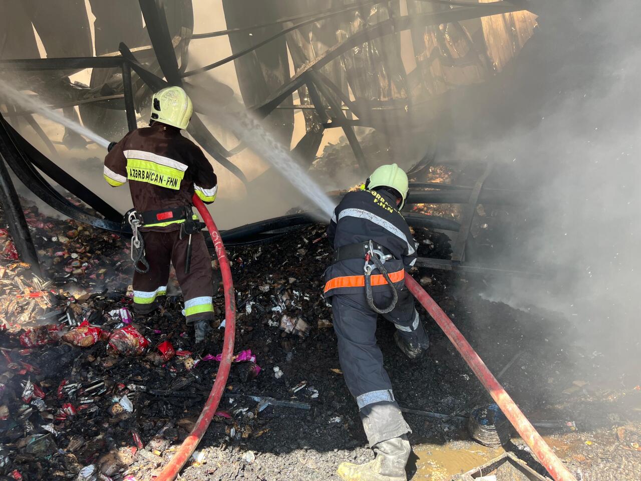 “Sədərək” Ticarət Mərkəzindəki yanğın tam məhdudlaşdırıldı - Yenilənib - FOTO