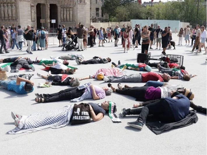 Notr-Dam kilsəsi qarşısında etiraz aksiyası keçirilib