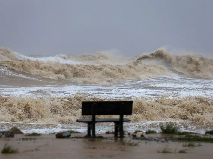 Tayfun quruya çatacaq: Ölkədə həyat dayanıb, əsgərlər hazır vəziyyətdədir