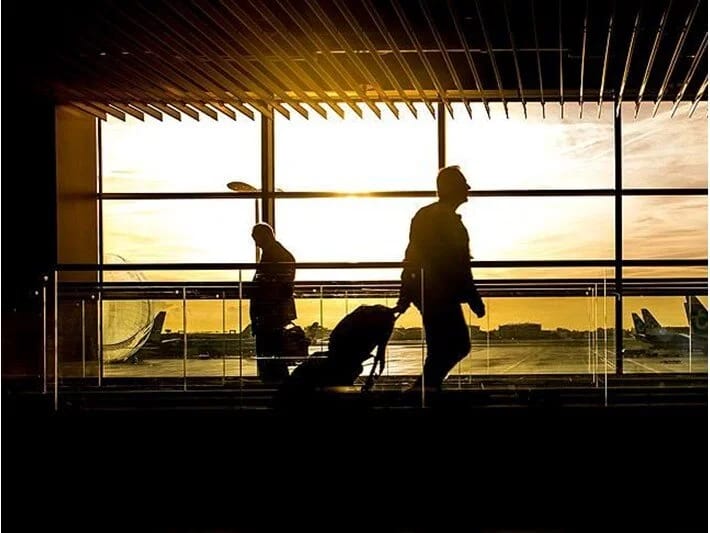 Tətillərini ləğv etmək istəməyən cütlük uşaqlarını hava limanında qoydu