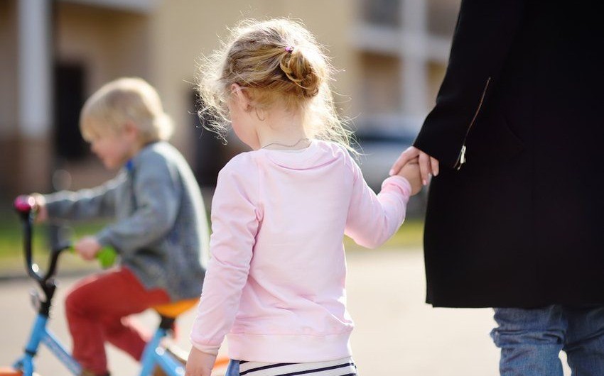 Ötən il övladlığa götürülən uşaqların sayı açıqlanıb