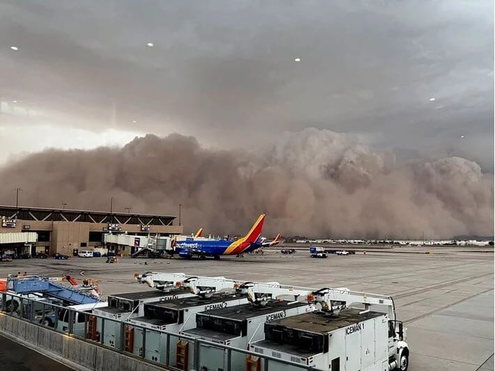ABŞ-da toz fırtınası: Uçuşlar dayandırıldı, şəhər qaranlığa qərq oldu 