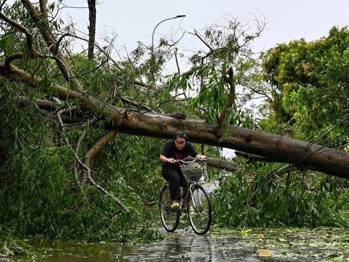 Tayfun Vyetnama çatdı: 3 nəfər ölüb 