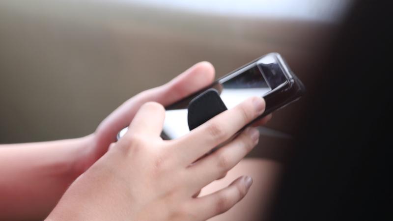 Bu ölkədə məktəblərdə mobil telefondan istifadə qadağan olundu