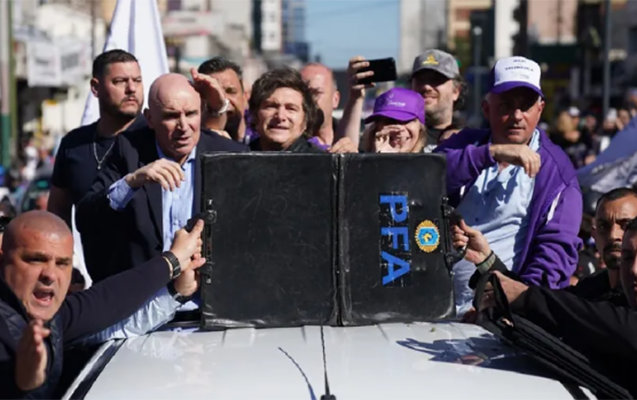 Argentina prezidentinin maşınını daşa basdılar - VİDEO