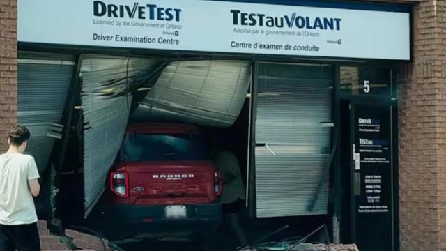 Tələbə sürücü qazı əyləclə qarışdıraraq sürücülük məktəbinə çırpılıb