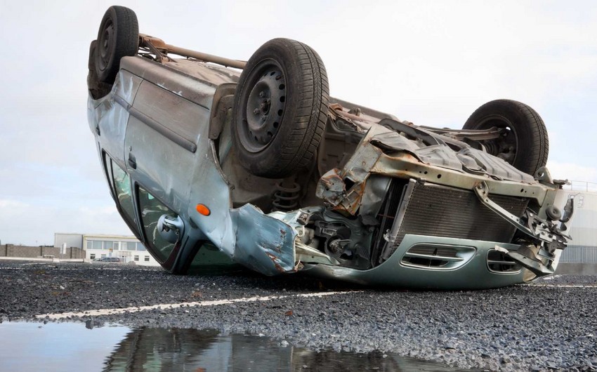 Tovuzda maşın aşdı - Bir ailənin 4 üzvü xəsarət aldı