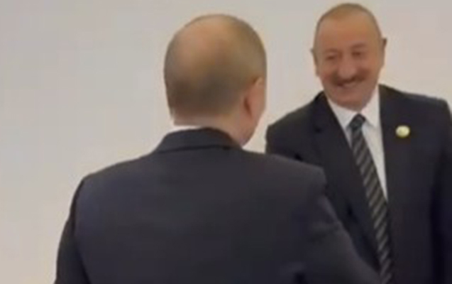 İlham Əliyevlə Putinin salamlaşma anı - Video