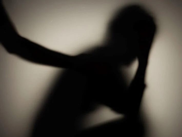 Kişi arvadını dərisinin tünd rəngli olduğu üçün yandıraraq öldürdü