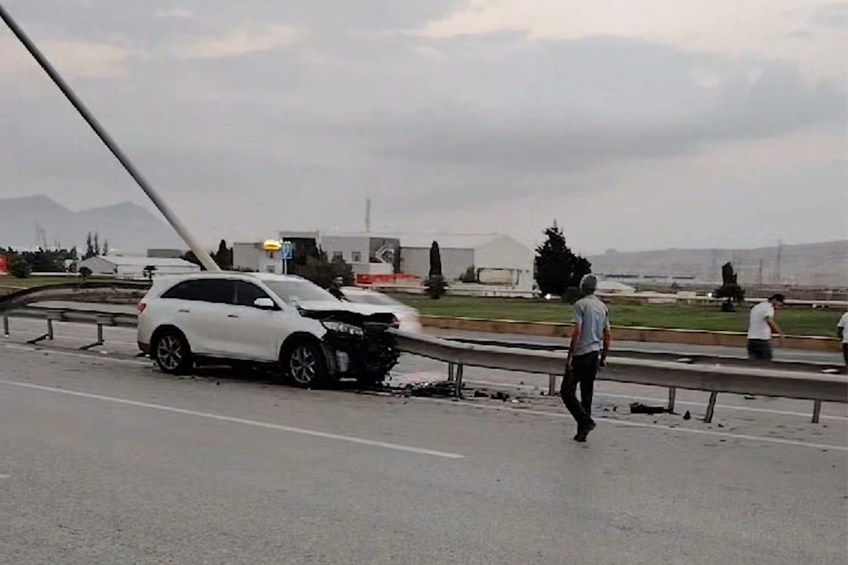 Qaradağda sürücü sükan arxasında yuxuladı, avtomobil məhəccərə çırpıldı