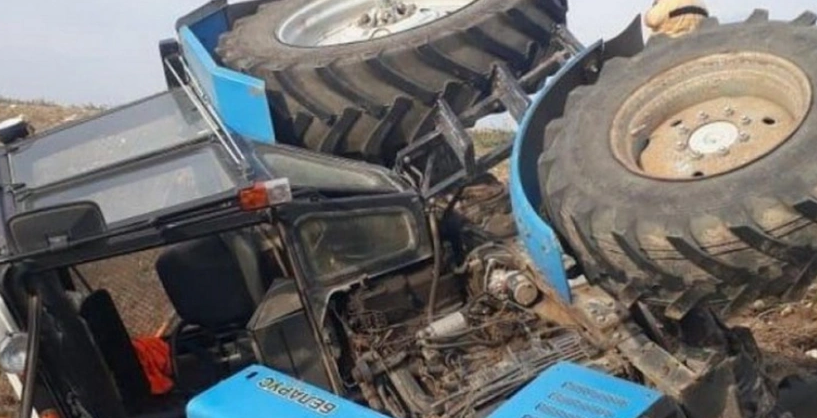 Laçında traktor dərəyə aşıb, ölən var