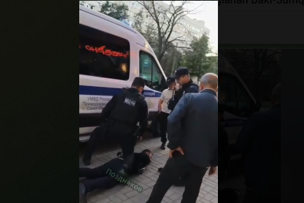 Rusiyada polis azərbaycanlını vəhşicəsinə döydü - VİDEO